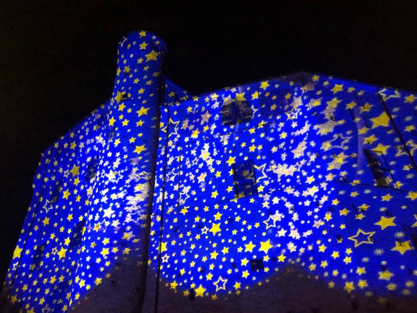 Da Alba a Cuneo, EGEA dà vita ad un racconto luminoso fatto di luci e stelle per festeggiare il Natale della Comunità